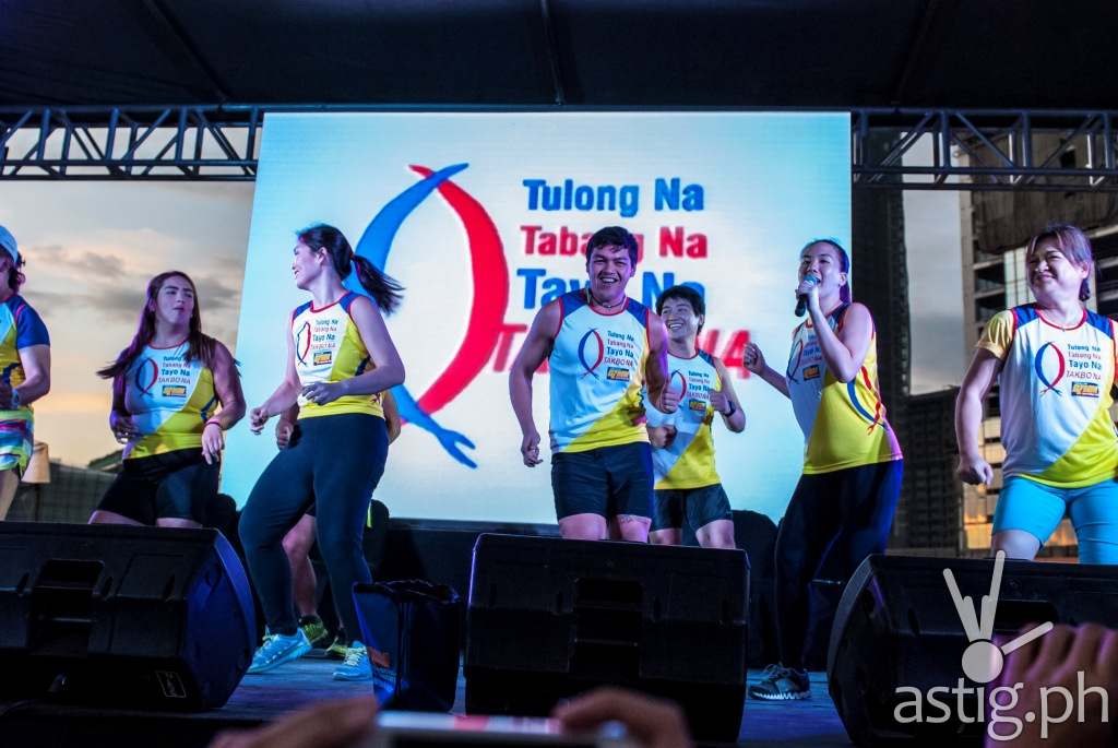 The Biggest Loser Pinoy Edition Doubles contestants and grand winner Bryan Castillo (center) lead DZMM Takbo's warm-up exercises