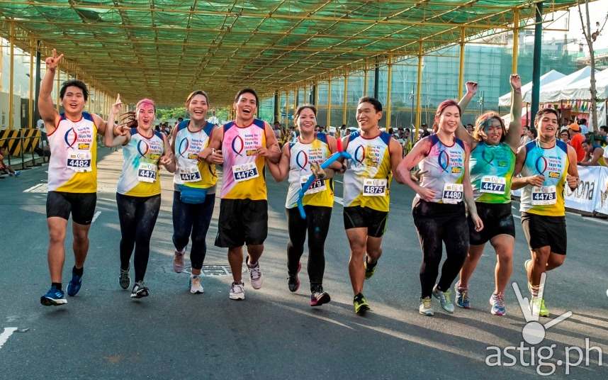 The Biggest Loser Pinoy Edition Doubles contestants, led by grand winner Bryan Castillo (far right)