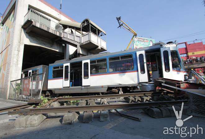 MRT 3 derails EDSA Taft station (photo by Ali Vicoy)