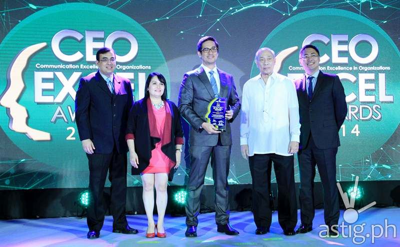 ABS-CBN head of TV production Laurenti Dyogi (center) receives the CEO Excel Award for ABS-CBN broadcast head Cory Vidanes