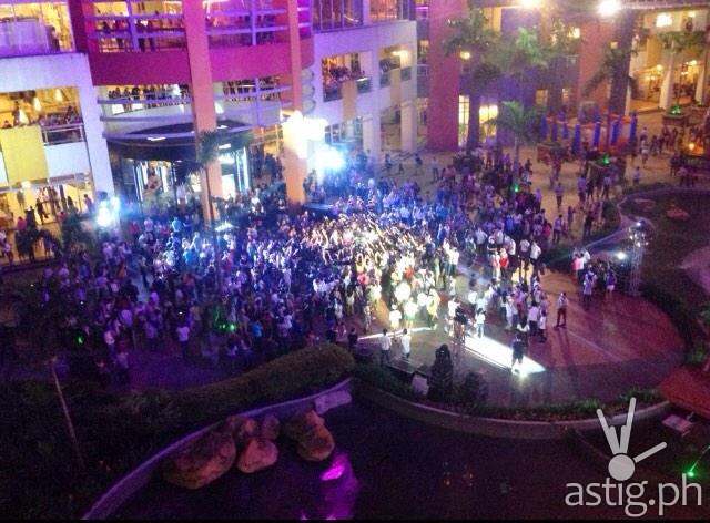 A shot of the flash mob organized by John Prats to propose to Isabel Oli