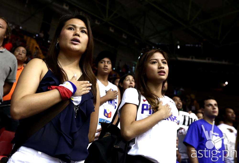 #PUSO: Filipinos watching the game in Seville put their hands to their hearts while singing the Philippine National Anthem (FIBA.COM)