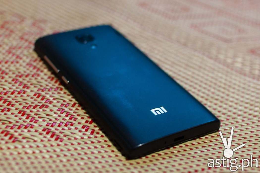 Xiaomi RedMi 1S back view showing the LED flash bulb, camera viewfinder, and Mi logo