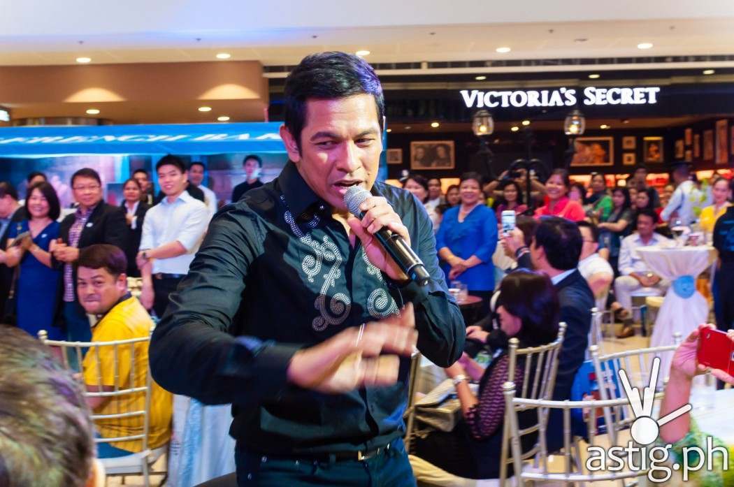 At 50, Gary V is as energetic as ever as he electrifies the crowd while singing 'Shout For Joy'