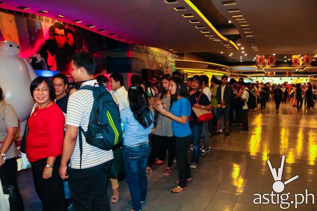 Huge crowd lined up at the entrance to the special screening of Hunger Games: Mockingjay at SM Megamall Cinema 4