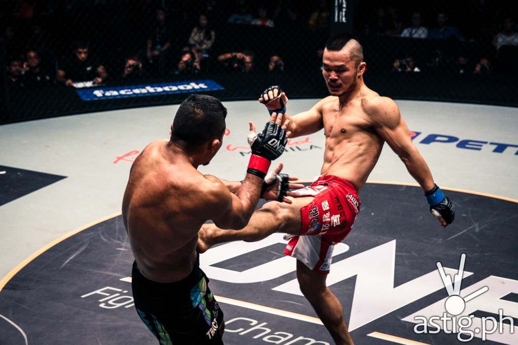 Dae Hwan Kim controlled the ring early on, landing strikes effectively against Bibiano Fernandes 