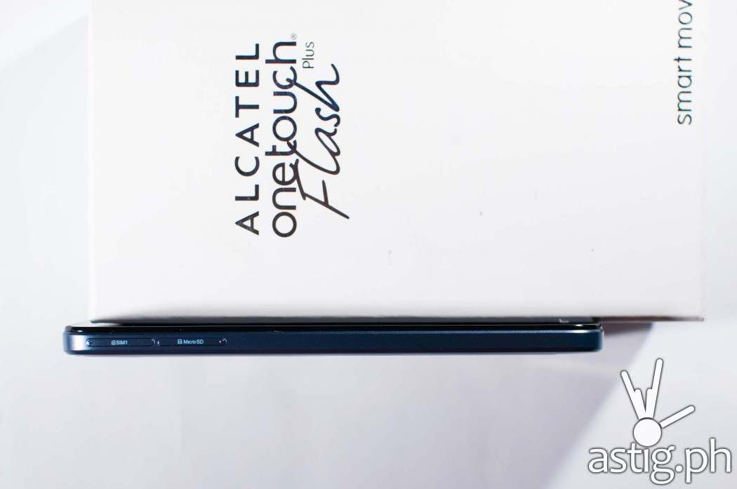 The Alcatel ONETOUCH Flash Plus is 7.95mm thick and has a unibody design - i.e. non-removable back cover