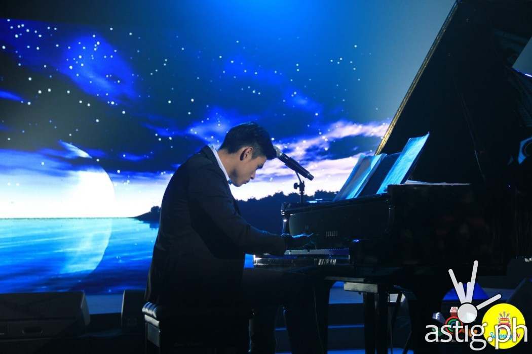 Xian Lim plays the piano at Jeepney TV's Ryan Ryan Musikahan Special.