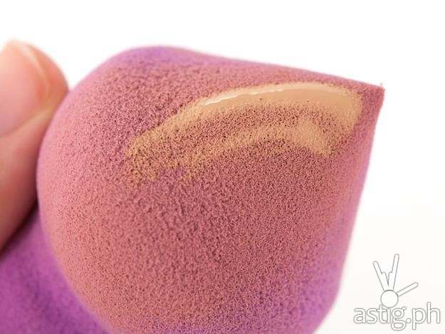 Swap out your foundation brush for a makeup sponge (photo: beautezine.com)