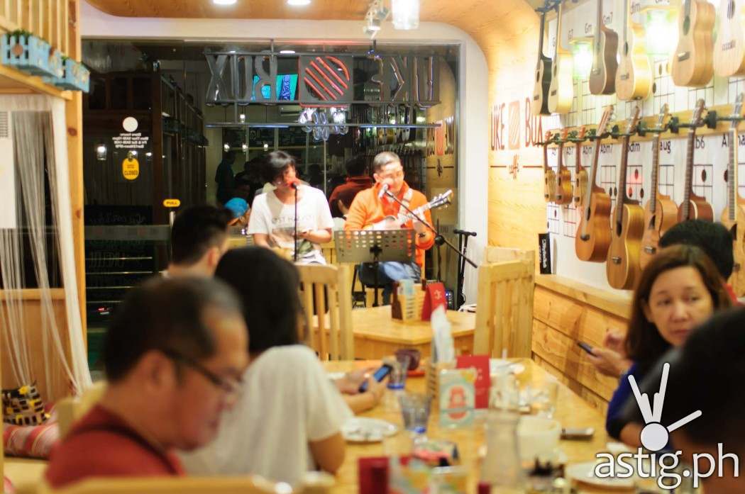 Enjoy the company of friends while listening to good music and amazing acoustic performances at Uke Box Caffe