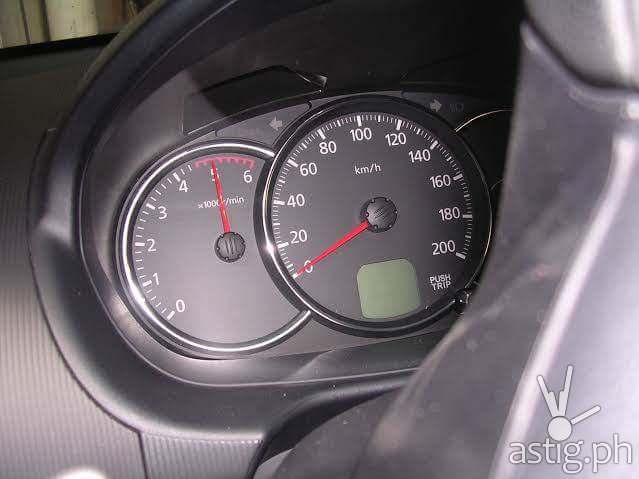 Photo showing the tachometer of the Mitsubishi Montero pointing at 5000 RPM