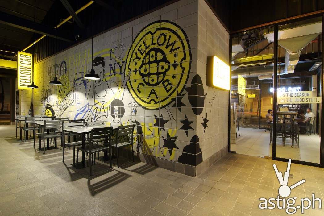 In Burgos Eats, Yellow Cab perfectly captures the vibrant mood of New York, where some of the best pizzas can be found. The interiors contain elements that remind customers of New York—the yellow taxi cabs, the pizza, and the overall scenery.