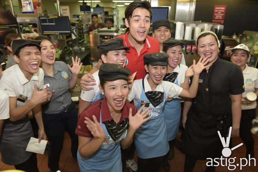 McDonald’s ambassador Xian Lim with the crew of McDonald’s ABS-CBN