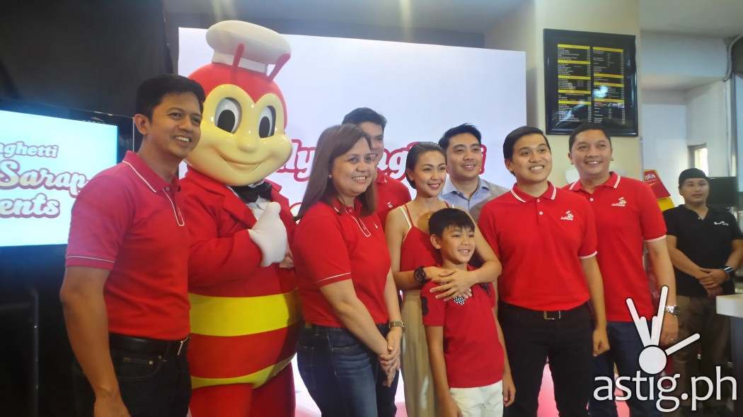 Jodi and Thirdy with the Jollibee team (L-R) – Regional Business Unit Head for Metro North Mike Castro, AVP for Marketing Kent Mariano (fourth from left, back), PR Director Arline Adeva, Chief Global Marketing Officer for Jollibee Global brand Francis E. Flores (6th from left, back), Assistant Brand Manager for Jolly Spaghetti Luis Berba and Corporate PR and Events Manager Dennis Reyes