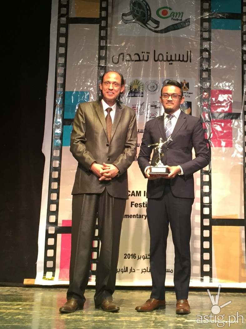 Jahzeel Abihail Cruz with the award for Caretaker beside Alaa Nasr