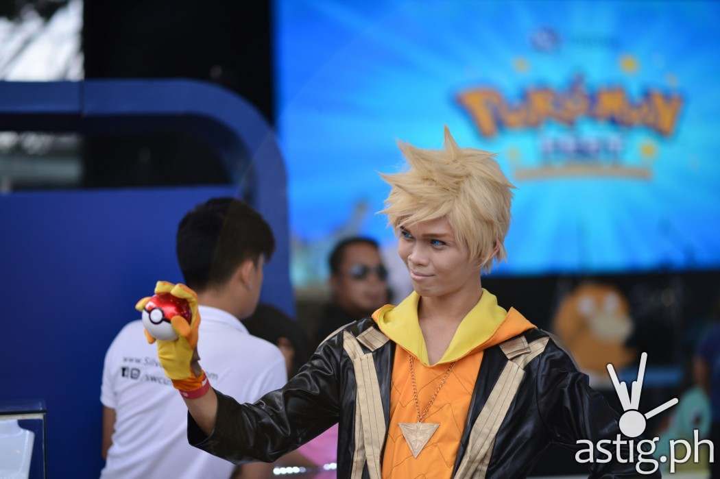 Team Instinct trainer cosplay at the Pokemon festival in BGC