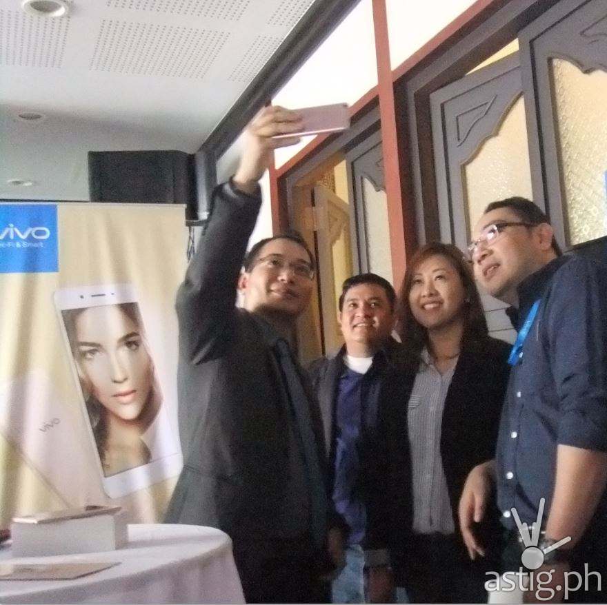 vivo executives selfie shot