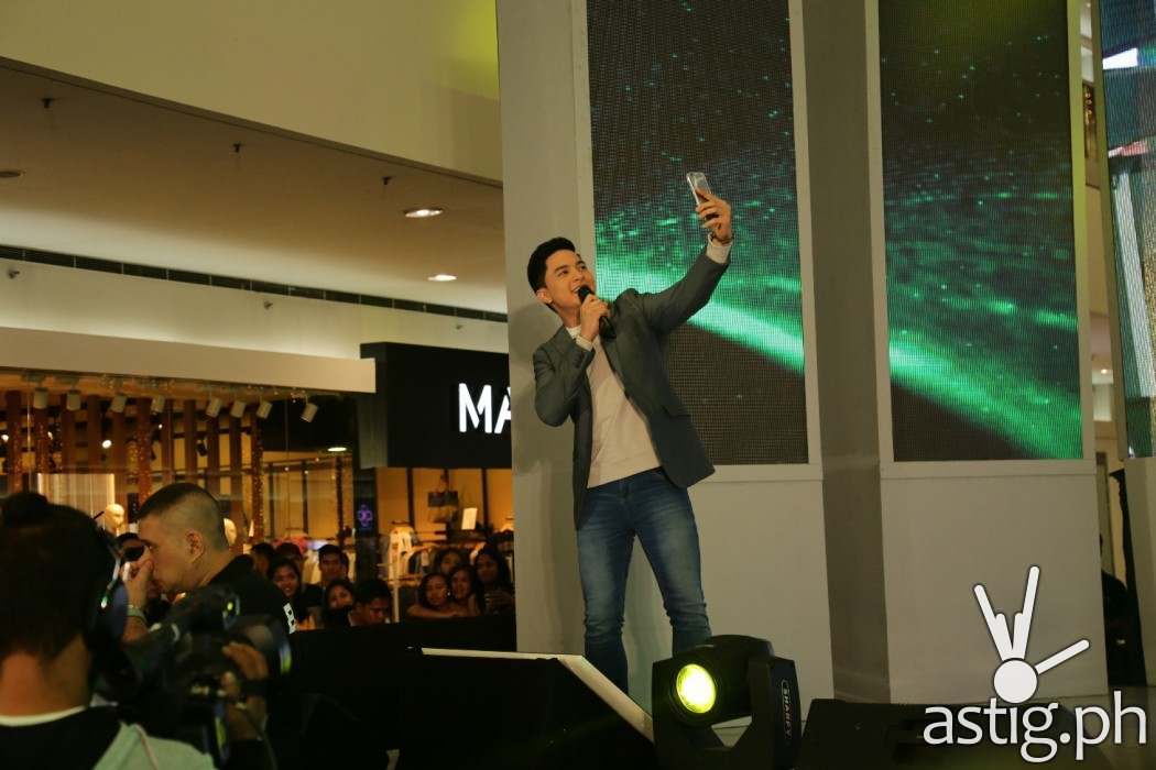 Alden taking the Oppo F1s for a spin with his fans