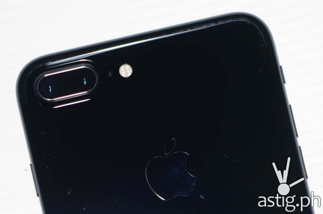 Dual rear camera takes excellent photos, even in low-light situations - iPhone 7 Plus
