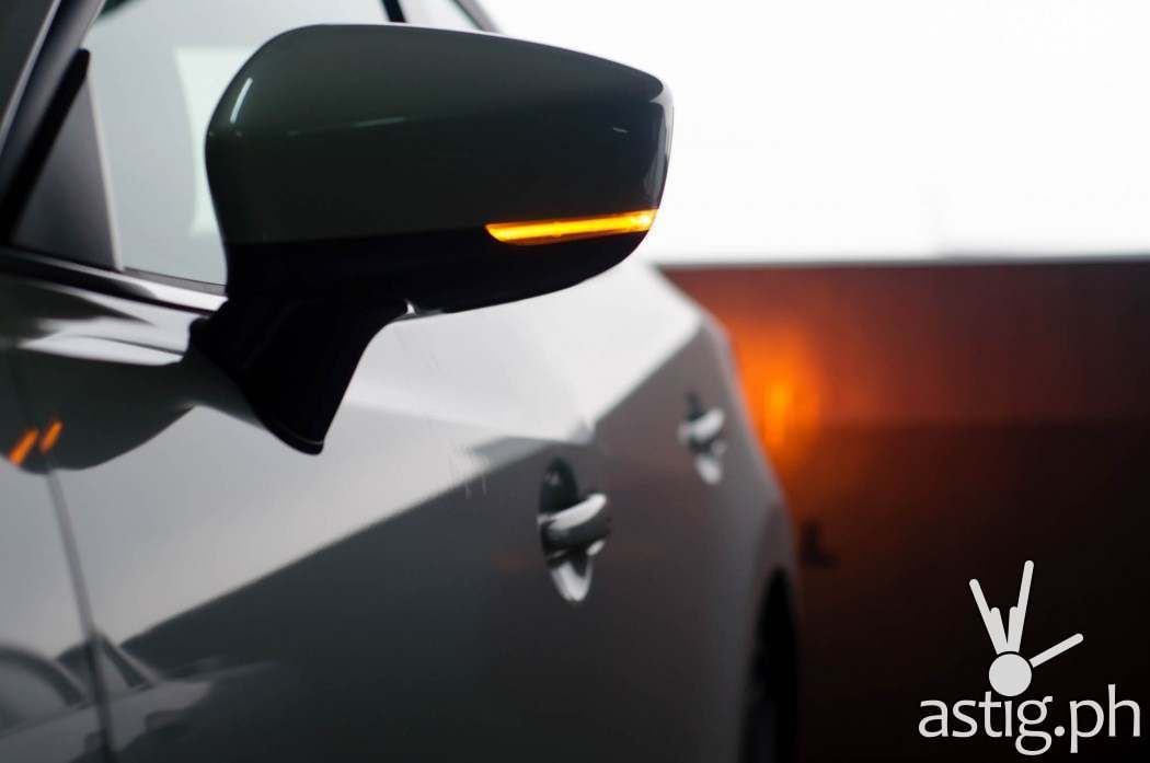 Elongated turn lights mounted on the side mirrors - Mazda3 2.0 Sedan 2017 Skyactiv-R
