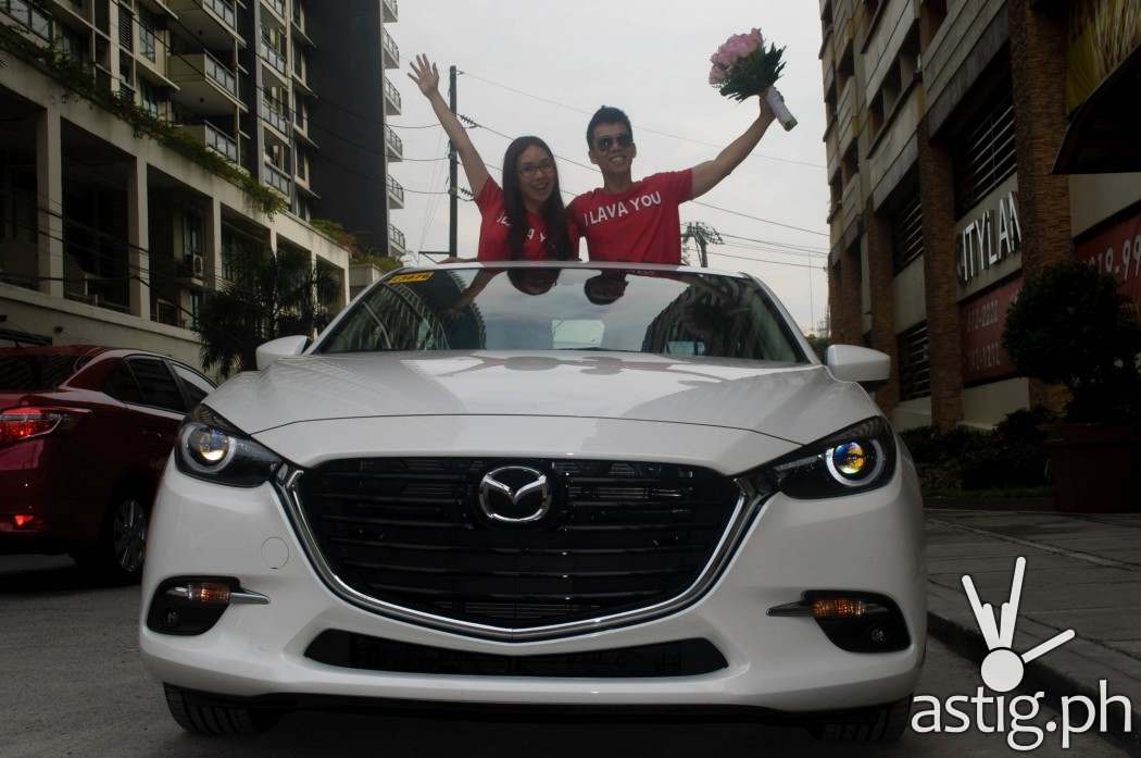 Just married: We opened the sunroof and stood through it for this shot - Mazda3 2.0 Sedan 2017 Skyactiv-R