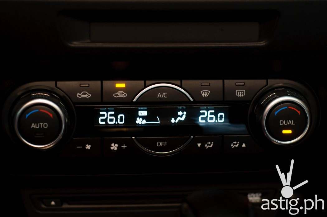 Updated digital air conditioning controls are a new feature in the 2017 model - Mazda3 2.0 Sedan 2017 Skyactiv-R