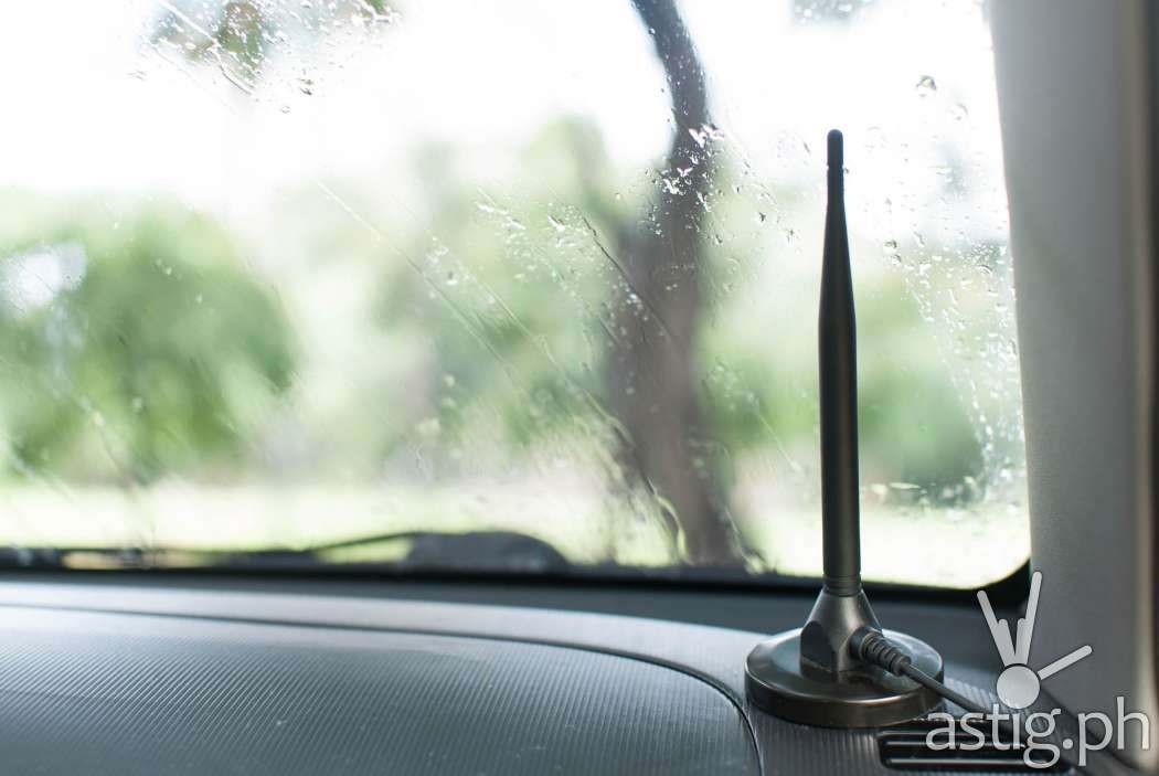 WOW TV Box indoor antenna used in a car installation