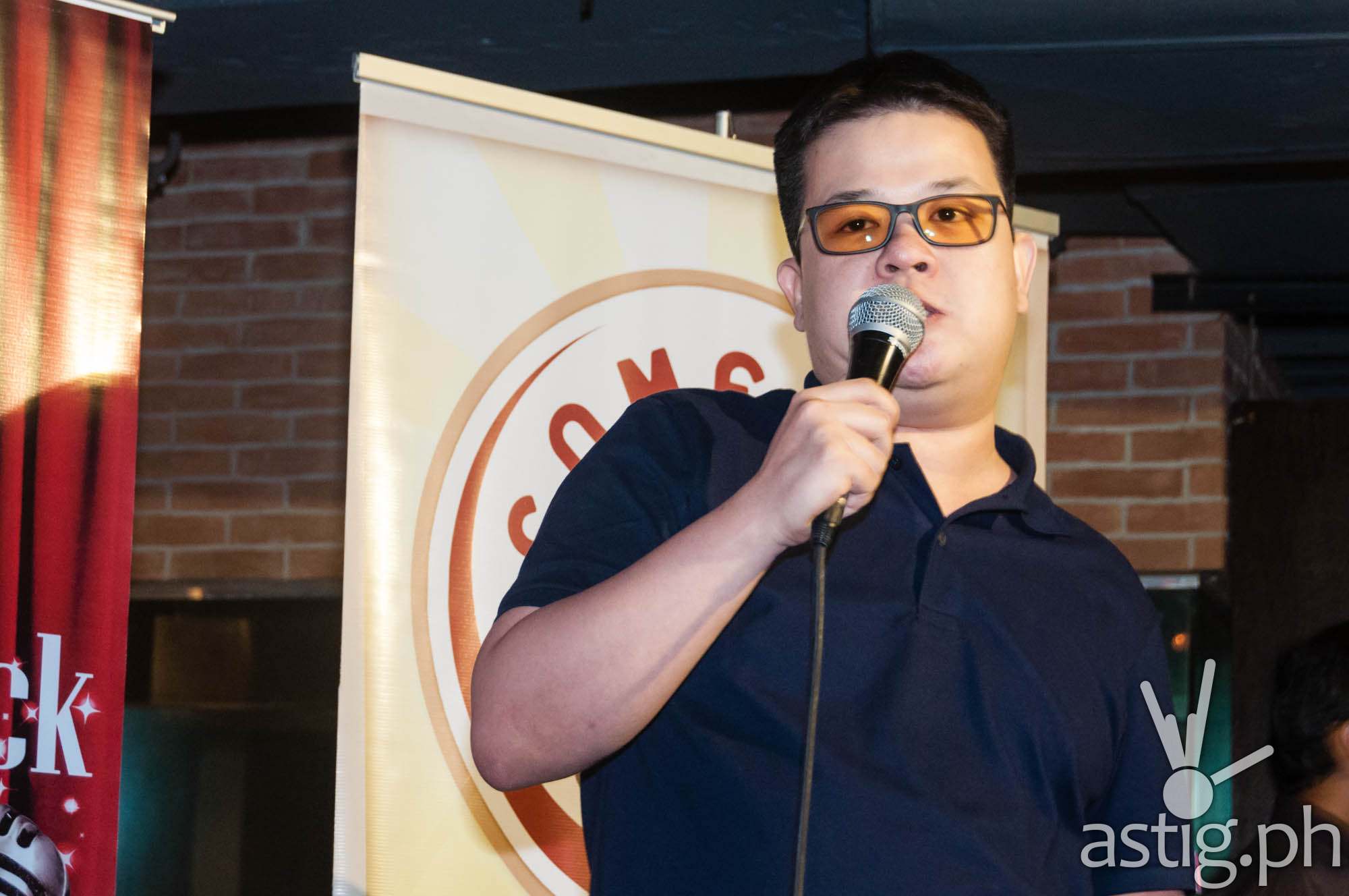 Mike Unson performing at Comedy Cartel