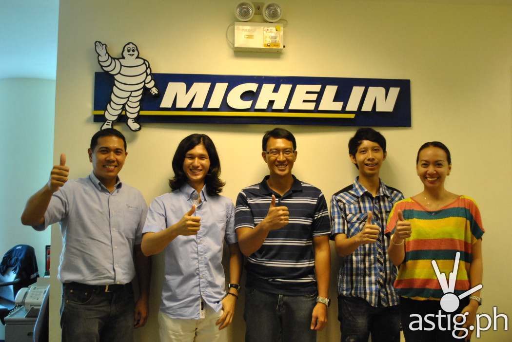 MICHELIN Philippines, composed of its Chief Representative Mike Nunag (L) and MarketingCommunications Manager Caroline Del Rosario (R), congratulate the winners of the MICHELIN Right2Race Game, namely Sung Joon Park, Ivan Isada and