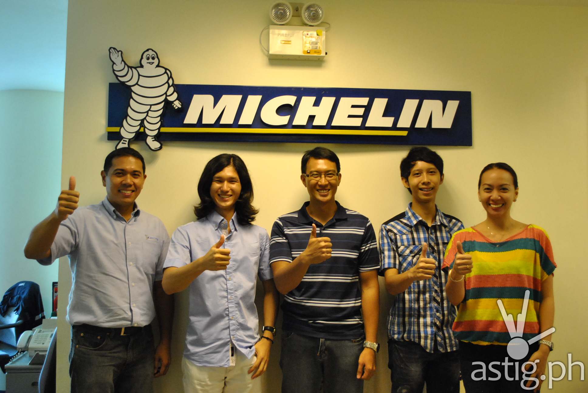 MICHELIN Philippines, composed of its Chief Representative Mike Nunag (L) and MarketingCommunications Manager Caroline Del Rosario (R), congratulate the winners of the MICHELIN Right2Race Game, namely Sung Joon Park, Ivan Isada and