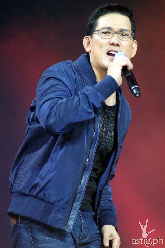 Richard Yap during his 'Tuloy Pa Rin' duet with Aiza Seguerra