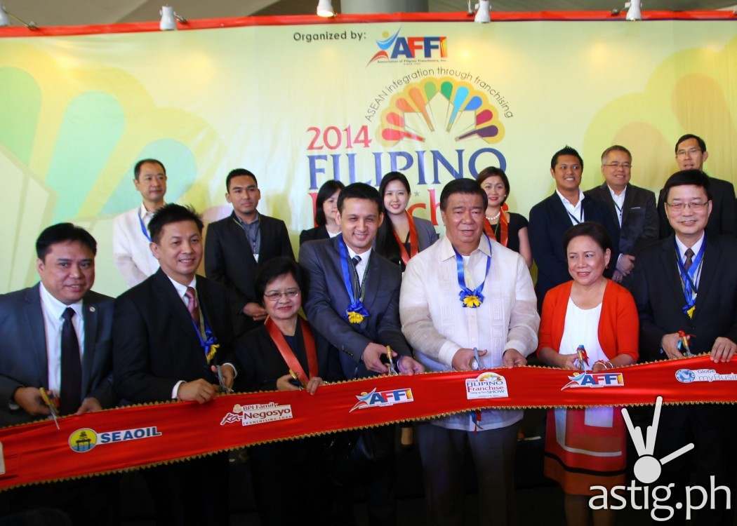 Globe Senior Vice President and Head of myBusiness Martha Sazon (fifth, second row) was among government luminaries, including Senators Franklin Drilon and Cynthia Villar (fifth and sixth, front row, respectively) as well as officials from the Association of Filipino Franchisers, Inc.’s (AFFI) who led the ceremonial ribbon cutting for the 2014 Filipino Franchise Show