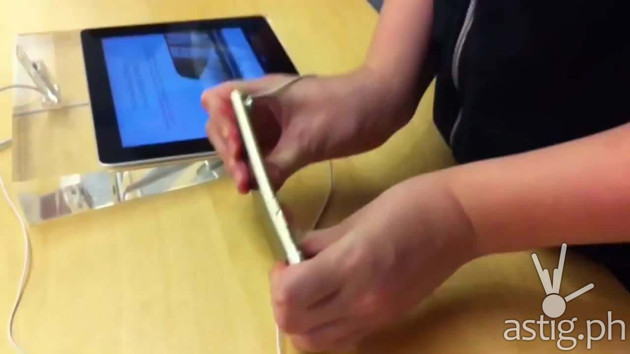 Kids bend iPhone 6 Plus in Apple Store