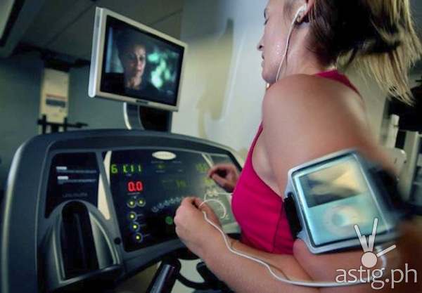 Jessica Pearson of Roseville listens to music on her older iPod Nano while running six-plus miles on a treadmill at the Skyway YMCA in St. Paul on Thursday September 17, 2009. (Pioneer Press: Richard Marshall)