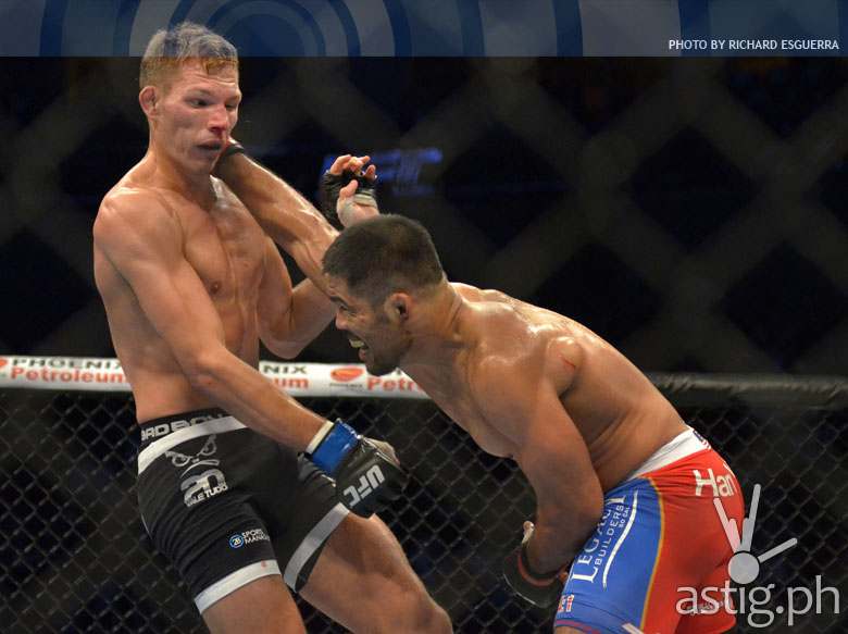 Munoz sneaks in a punch against Barnatt (Photo Credit sports.abs-cbn.com)