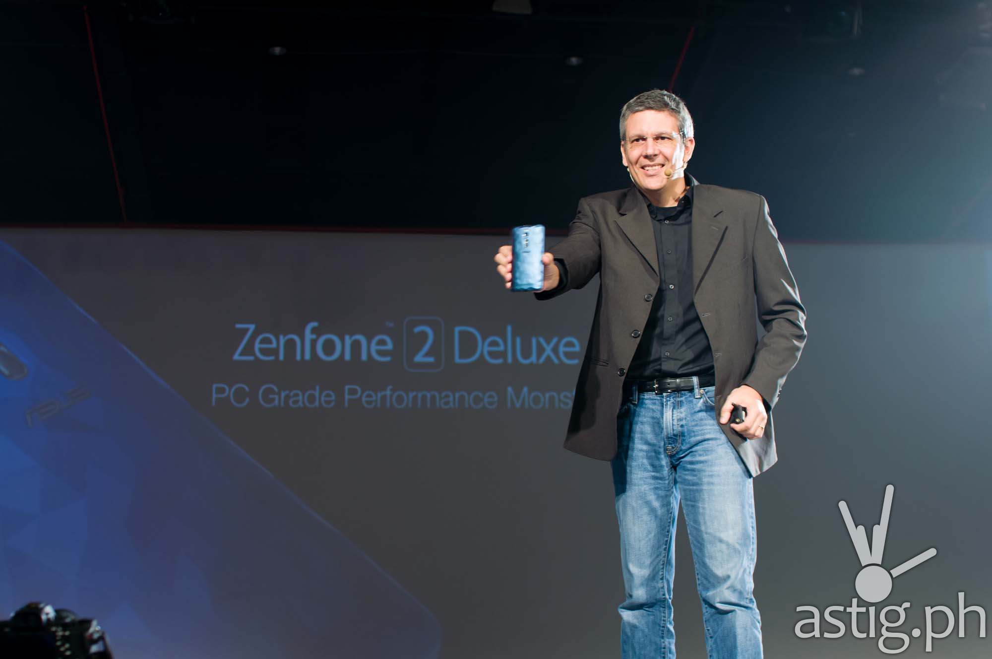 ASUS Product Designer Daniel Alenquer shows off the ASUS ZenFone 2 Deluxe