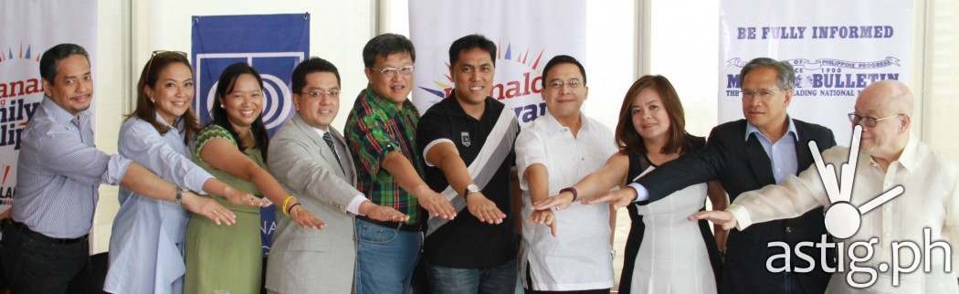 Representatives of the presidential candidates sign the MOA agreement together with ABS-CBN Integrated News and Current Affairs head Ging Reyes, KBP chairman Herman Basbano, and Manila Bulletin EIC Dr. Jun Icban, Jr. Bearing witness were ABS-CBN broadcast journalists Tony Velasquez and Karen Davila.