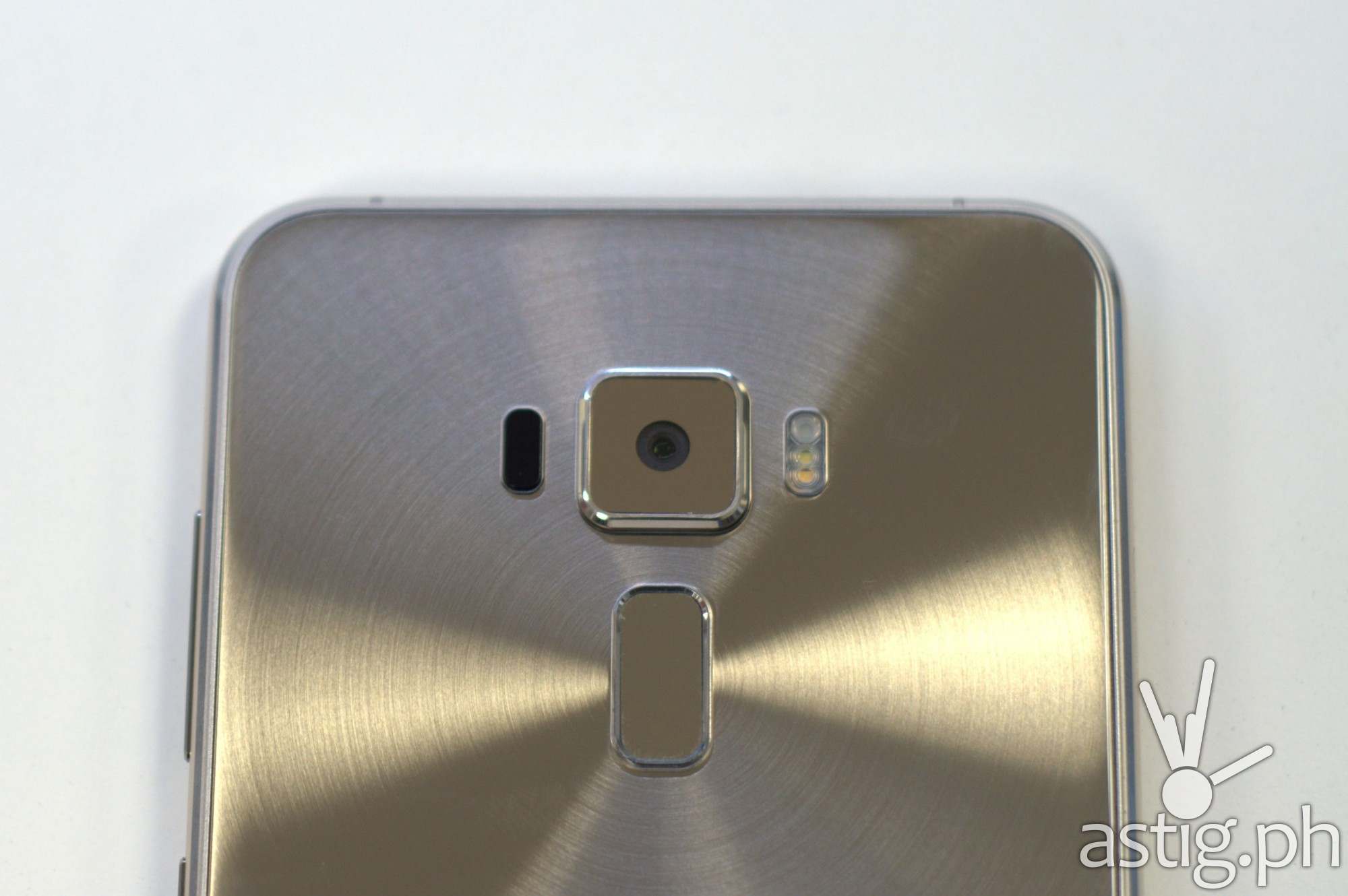 ASUS ZenFone 3 5.5 gold back upper showing fingerprint scanner and camera