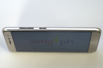 ASUS ZenFone 3 side right showing power button and volume rocker