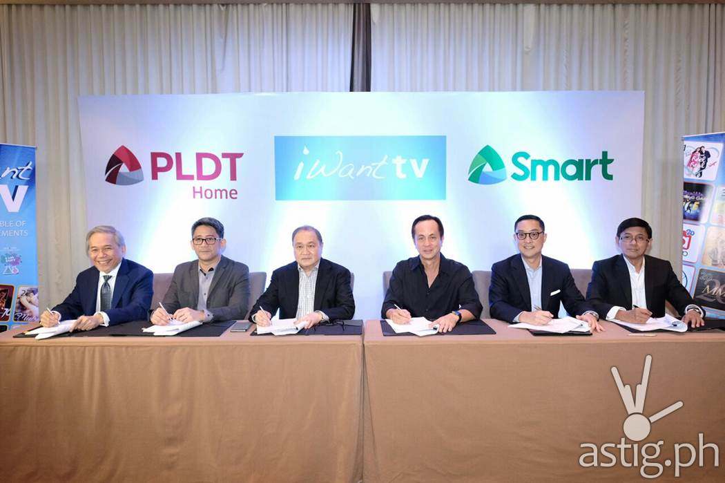PLDT, Smart & ABS CBN Partnership signing – (from left) Ray Espinosa, PLDT Regulatory Head; Ariel P. Fermin, EVP and Head of Consumer Business for PLDT and Smart; Manuel V. Pangilinan, PLDT and Smart Chairman ; Eugenio Gabby Lopez III, ABS-CBN Chairman ; Carlo Katigbak, ABS-CBN President & CEO; Rolando Valdueza ABS-CBN Group CFO