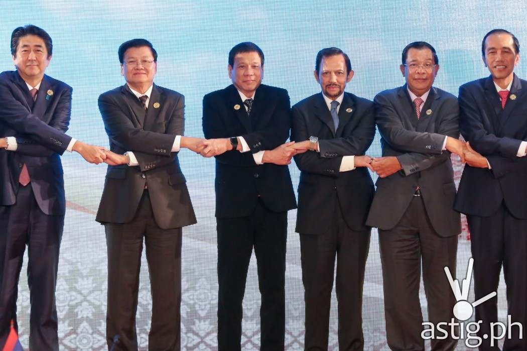 President Rodrigo R. Duterte joins other ASEAN heads of states, holding hands as a symbol of unity, during the second day of the ASEAN Summit at the National Convention Center in Vientiane, Laos on September 7. (KING RODRIGUEZ/PPD)