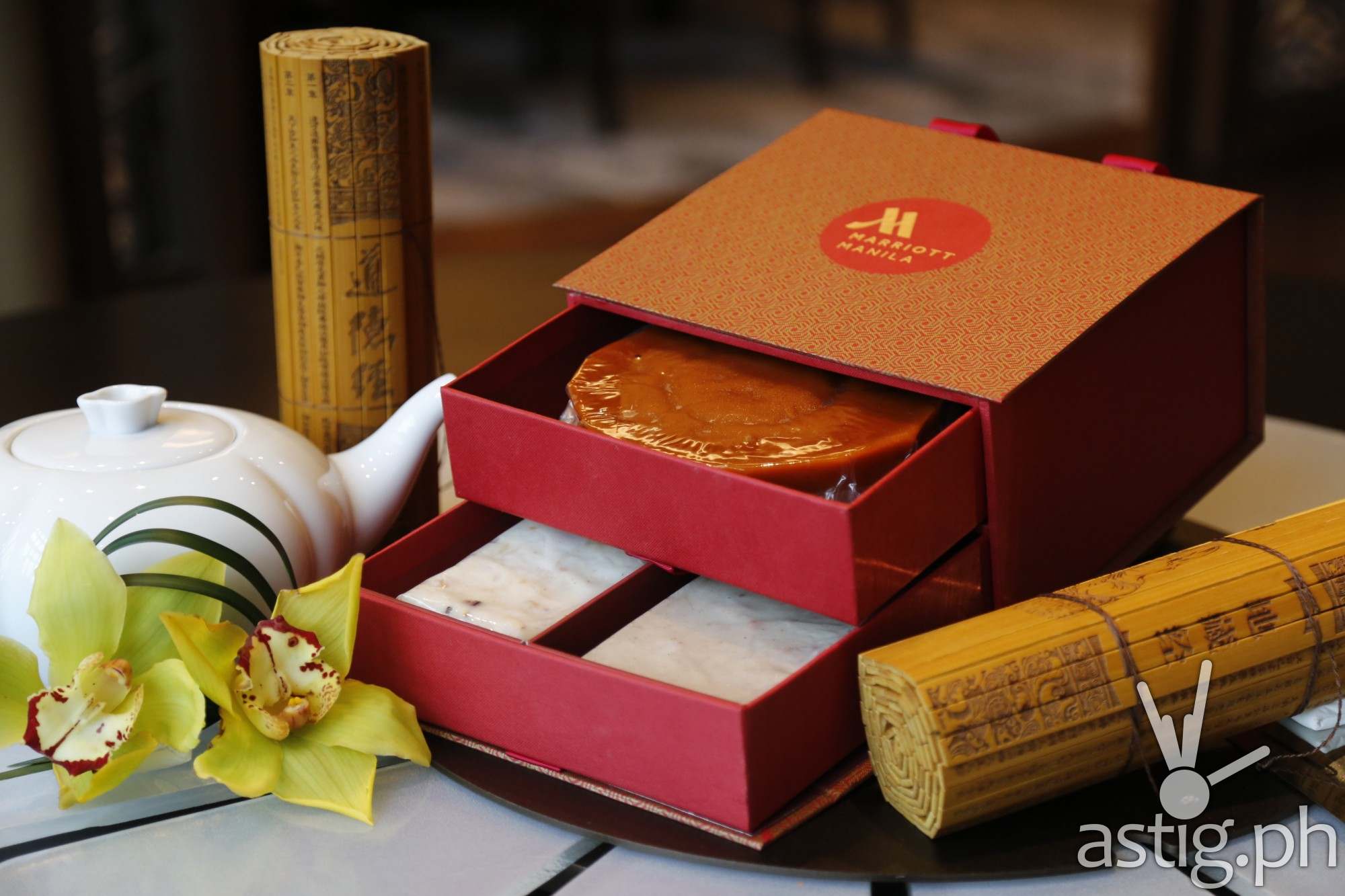 Gift box with Tikoy, Radish Cake and Taro Cake - Man Ho Chinese restaurant