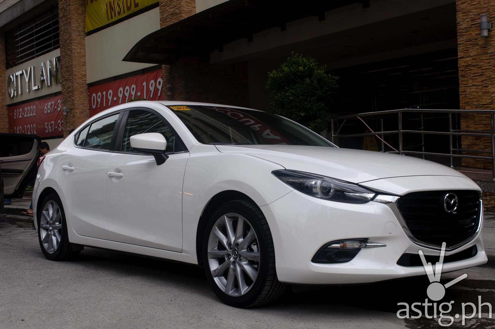 Strong yet refined aesthetics - the Mazda3 sedan sure is a looker!