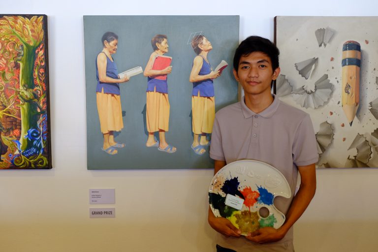 Grand Prize Winner Artemio Bongawan Jr. of University of Mindanao with his art work entitled “AGEnt of Success”