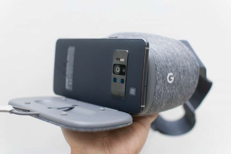 ASUS Zenfone AR with Google Daydream View headset