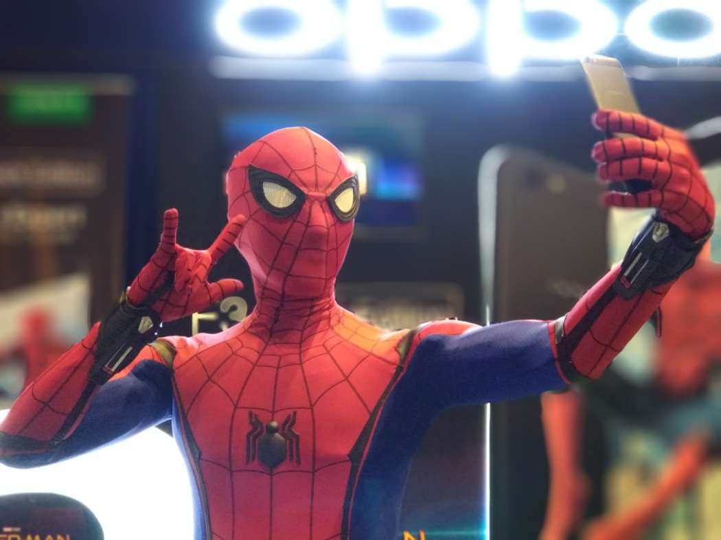 Cosplayer Dranzerdice as Spiderman taking a selfie with the OPPO F3 black edition