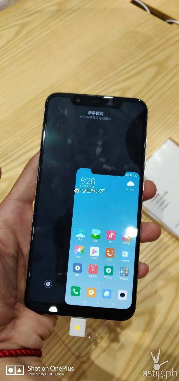 Xiaomi Mi 8 showing notch in one-handed mode