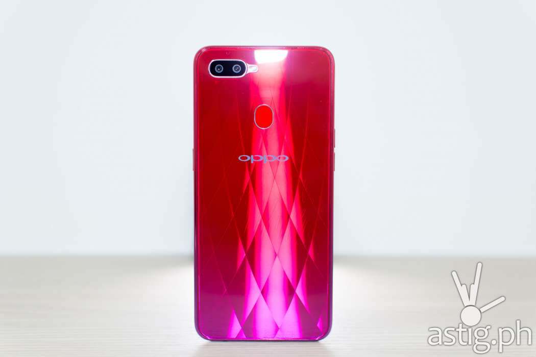 OPPO F9 Twilight Red back standing