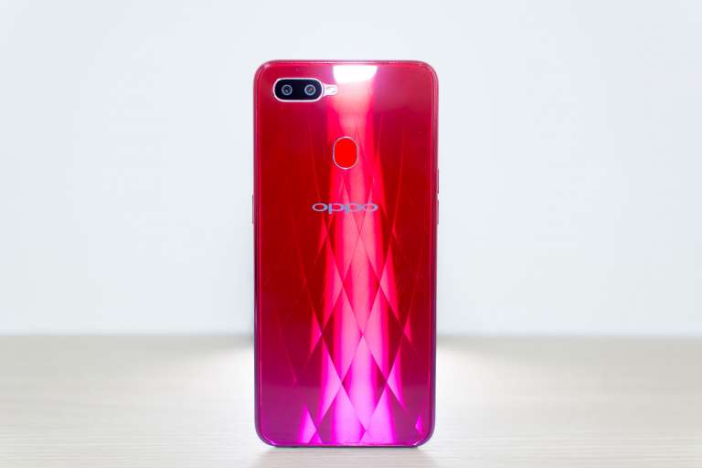 OPPO F9 Twilight Red back standing