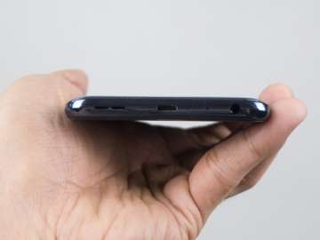 ASUS ZenFone Max Pro M2 (Philippines) bottom showing micro USB port
